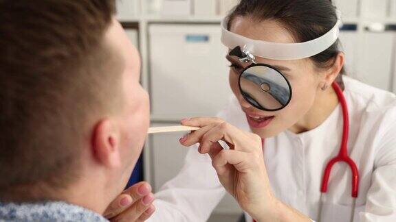 耳鼻喉科医师为患者进行咽喉检查