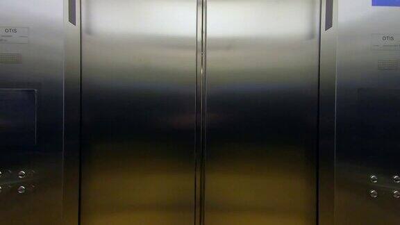 在现代办公大楼里关闭电梯门