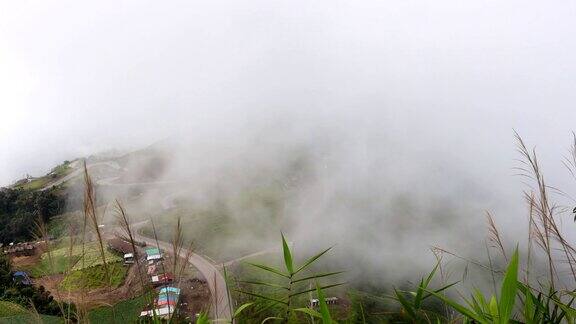 浓雾笼罩在泰国碧差汶府塔卜山上