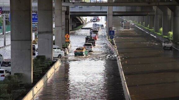 汽车在被水淹没的道路上行驶