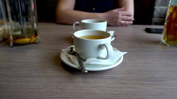 俯视图动态两杯茶与沙棘在木桌上