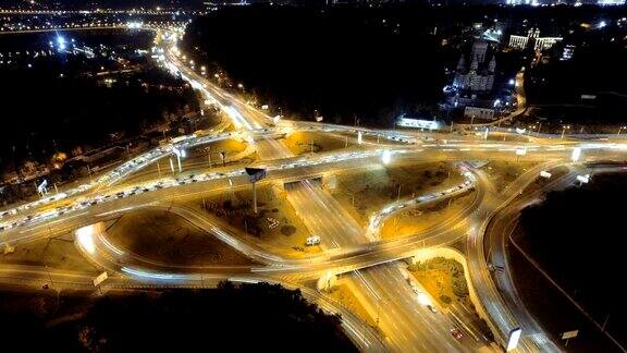 夜间城市交通的超延时基辅乌克兰垂直的鸟瞰图