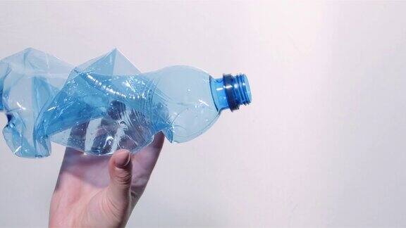 塑料回收-拿着塑料瓶废料的妇女