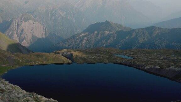 无人机拍摄的阿尔卑斯山高山湖泊