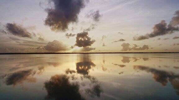 鸟瞰图的海岸泻湖日出与火烈鸟