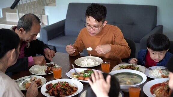 多代亚洲华人家庭在家里吃年夜饭