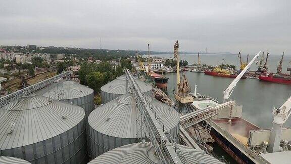 在海港的筒仓码头通过集装箱将谷物装载到开货舱的散货船全景图谷物散货转船农产品运输