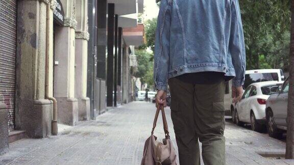 背着包的男人走在城市里