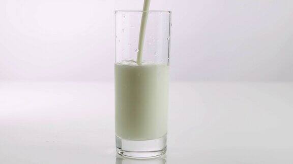 开菲尔的流动方向相反加牛奶效果很好牛奶在杯子里一股酸奶在白色的背景上
