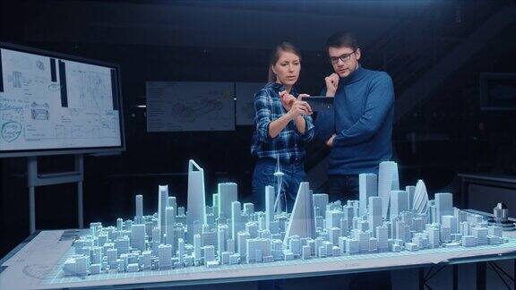 建筑师和工程师讨论使用增强现实智能手机设计可持续的3D大都市城市模型未来办公室与建筑设计师图形动画视效