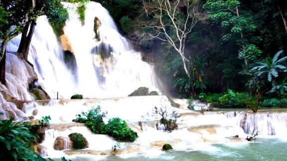 美丽的森林瀑布达匡斯瀑布琅勃拉邦老挝