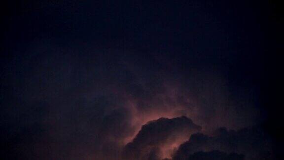 这张全景图是在雷雨云和闪电的时候拍摄的