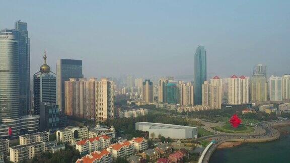 阳光灿烂的日落青岛市区著名的海湾红场航拍全景4k中国