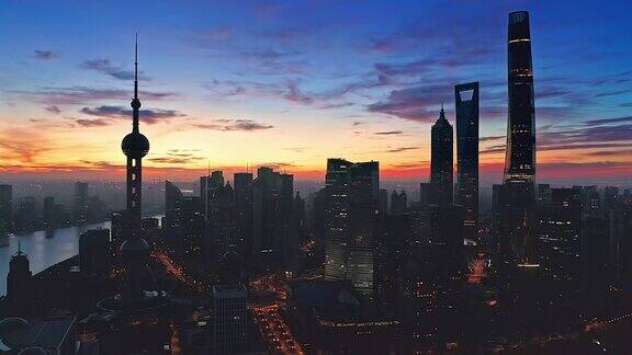 航拍上海日出时的城市