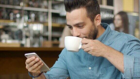 西班牙裔年轻人在舒适咖啡店使用手机