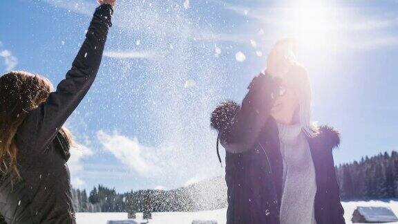 两个女孩在雪地里击掌