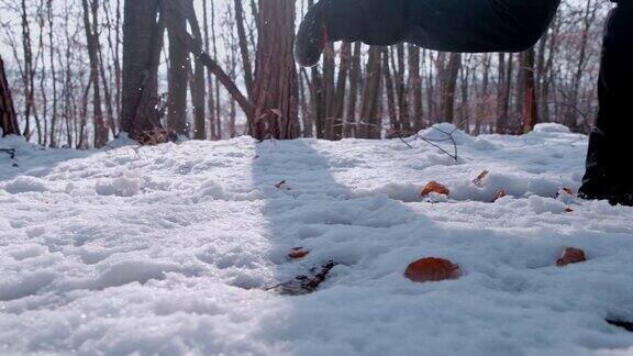 徒步者穿着靴子在雪地里奔跑