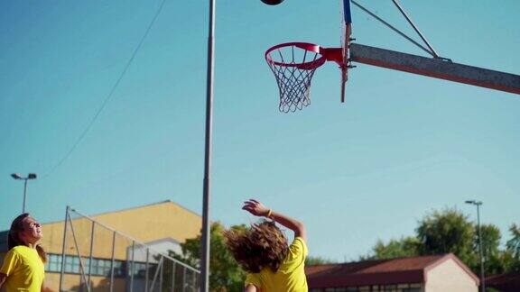 少女在篮球场打篮球