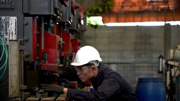 专业亚洲工人站在仓库工厂维护大型机器概念工程师在工厂的安全操作和控制