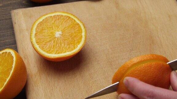 在厨房砧板上切橘子放在盘子上木桌作为背景近距离观看
