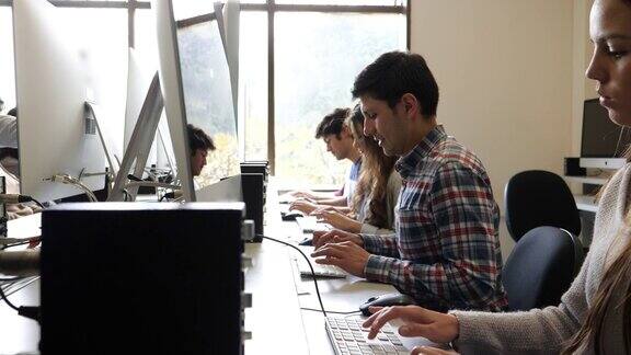 大学生在计算机实验室专注的工作