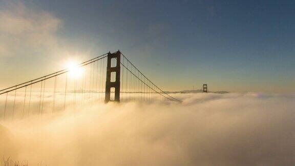 金门大桥日出低雾