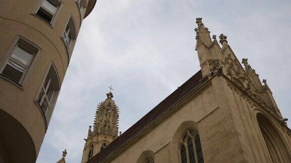 阴天维也纳市中心教堂正面慢镜头全景4k奥地利