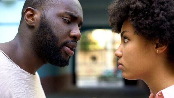 年轻的美国黑人夫妇在室外争吵误解嫉妒配偶