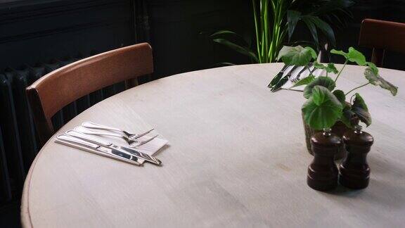 近的桌子和椅子设置为服务在空的餐厅