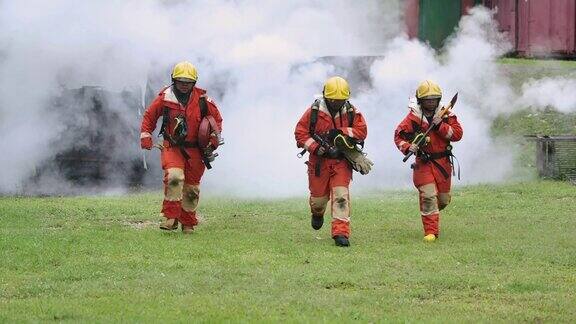 慢动作消防队员训练灭火