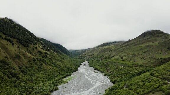 这条河流在青山之间的低地