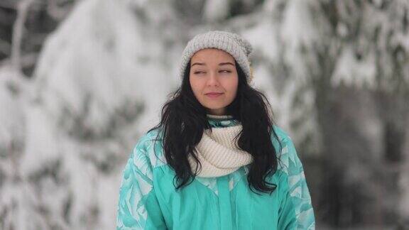 人像年轻的成年妇女在滑雪服的雪地背景在户外度假