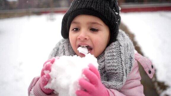 兴高采烈的孩子在户外吃雪