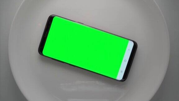 手机在平板与色度键绿色屏幕微波食品博客概念