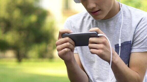 青少年玩手机游戏紧张易怒游戏障碍