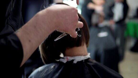 一个理发师在专业发廊剪头发的年轻女子的特写美容护发理念在4k拍摄