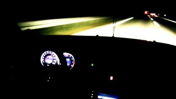 夜间在高速公路上开车的时间过去了