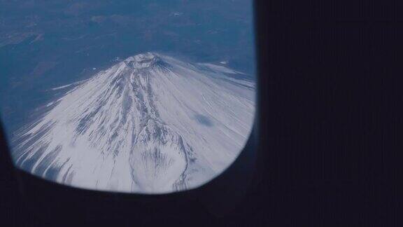 白雪覆盖的富士山鸟瞰图