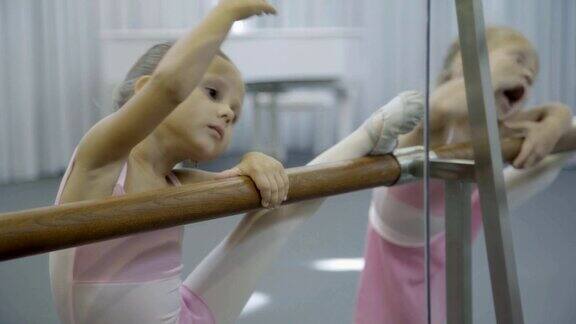 小女孩在上芭蕾舞培训课