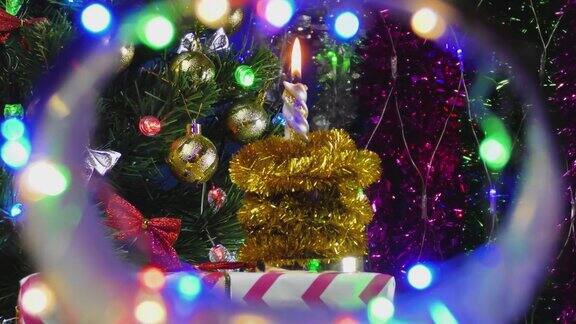 圣诞树旁边又装饰了一棵小圣诞树上的礼物
