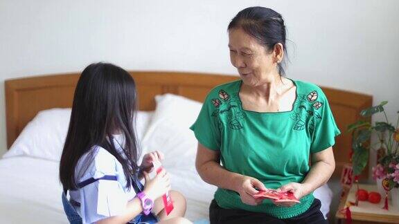 中国农历新年孙女在收到红包后给了奶奶一个大大的拥抱
