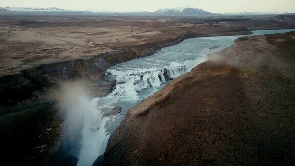 鸟瞰冰岛著名旅游景点的美丽风景峡谷中的瀑布