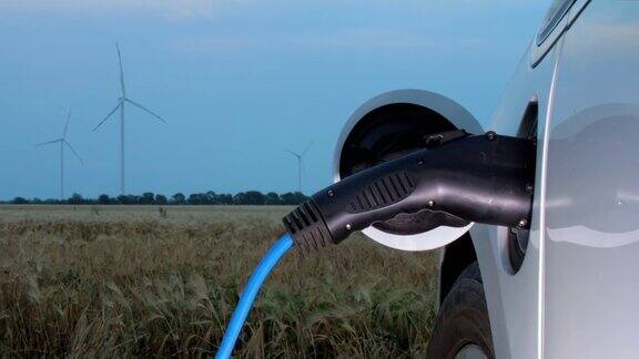 风车在麦田里产生能量供电动汽车充电