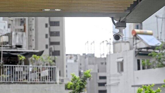 闭路电视监控系统遥控摄像机在街道上与城市背景
