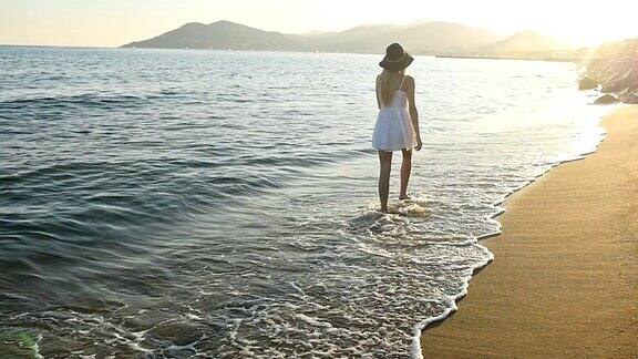 独自漫步在日落的海滩上