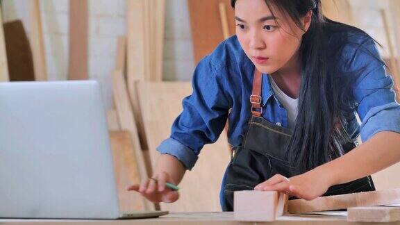 木匠工作室里年轻女工的肖像愿景创新机会小企业老龄化智慧独立协作领导力服务STEM中的女性赋权专业知识导师蓝领工人