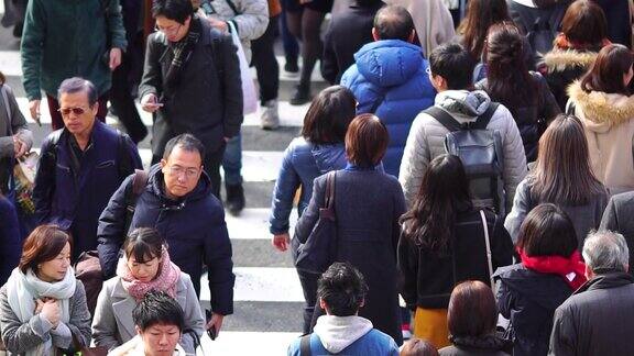 在日本大阪梅田人们正在走人行横道