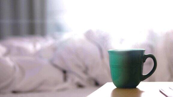 床头柜上放着一杯热咖啡