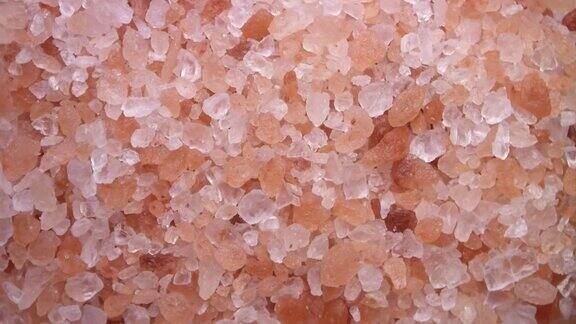 近距离观察粉红色的喜马拉雅岩盐