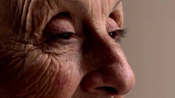 满脸皱纹的老妇人的表情